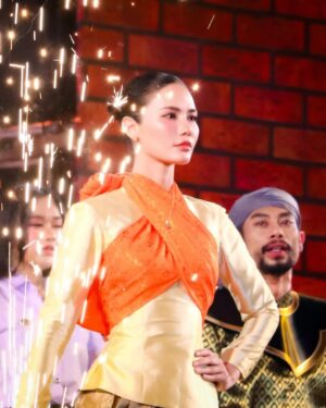 Chalita Suansane Instagram - ขอขอบคุณชาวโคราชที่ต้อนรับและรับชมการแสดงเมื่อคืนนี้นะคะ รู้สึกเป็นเกียรติและดีใจมากที่ได้รับบทเป็นย่าโมในปีนี้🙏🏻🥹✨
