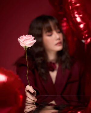 Chanidapa Pongsilpipat Instagram - Will you be my Valentine? 🌹#valentine2025
🎈: @balloonglam.bkk 
📷 : @lovemoonphoto