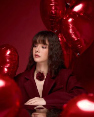 Chanidapa Pongsilpipat Instagram - Will you be my Valentine? 🌹#valentine2025
🎈: @balloonglam.bkk 
📷 : @lovemoonphoto