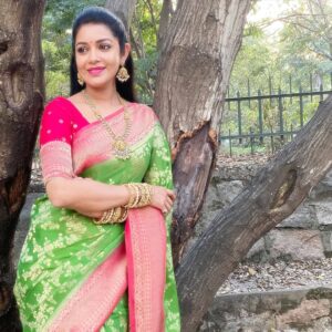 Chaya Singh Instagram - Feeling pretty 
Thank u @levishasarees for this beautiful saree

#sareelove #collab #ad