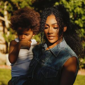 Chelsea Tavares Instagram - Our backyard. 🤎 
📷 : @jordenkeith 
makeup : @marquiswardbeauty