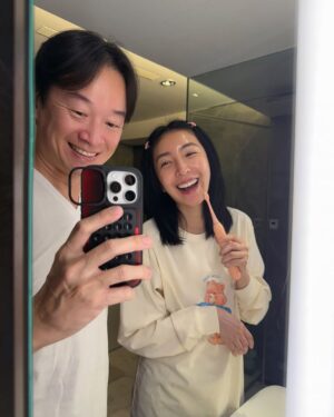 Cheryl Yang Instagram - 無論白天再怎麼各自東奔西跑忙
睡前我們還是會一起用刷牙這個儀式做ending 
劃重點～～一起！一起！一起！

一起刷牙一起漱口一起芳香
把每天最後一個清香的微笑送給最愛的人😄
（其實早上也是一樣😙）

#靠Zenyum維護我的微笑
#我真的很愛這個電動牙刷
#好用到已經是逢人必推
#隱形牙套服務有專業醫生合作
#免費線上評估
@zenyum.tw