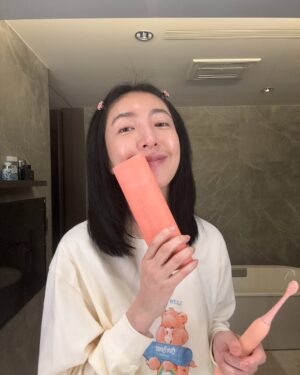 Cheryl Yang Instagram - 無論白天再怎麼各自東奔西跑忙
睡前我們還是會一起用刷牙這個儀式做ending 
劃重點～～一起！一起！一起！

一起刷牙一起漱口一起芳香
把每天最後一個清香的微笑送給最愛的人😄
（其實早上也是一樣😙）

#靠Zenyum維護我的微笑
#我真的很愛這個電動牙刷
#好用到已經是逢人必推
#隱形牙套服務有專業醫生合作
#免費線上評估
@zenyum.tw