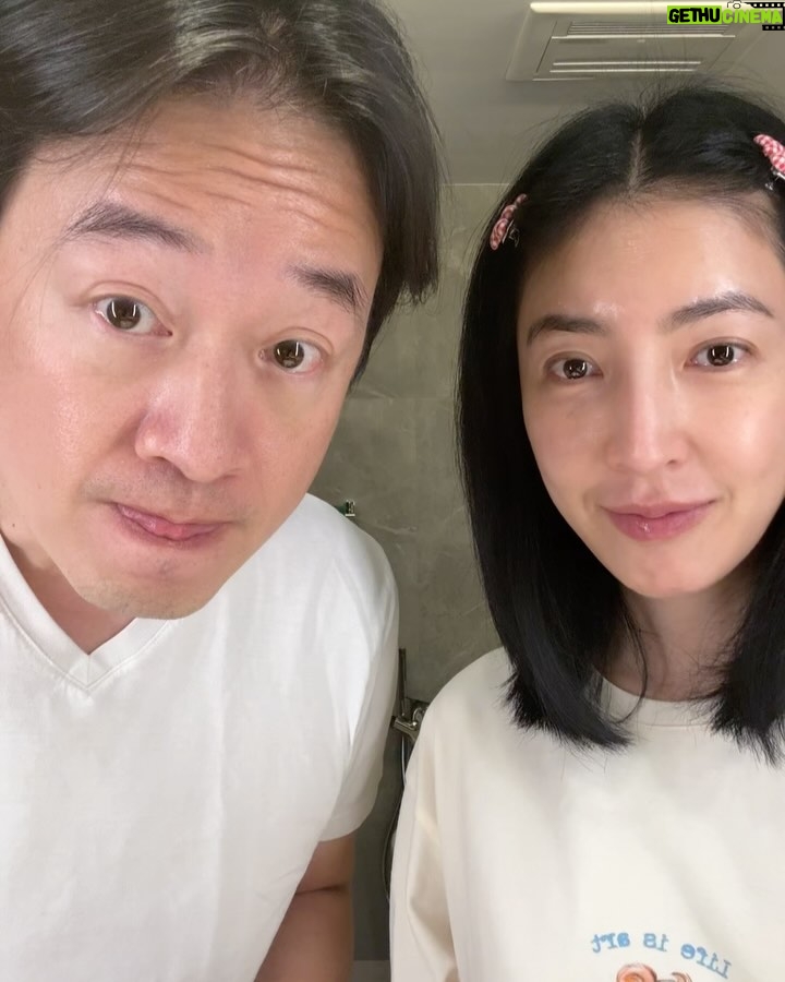 Cheryl Yang - 42K Likes - 無論白天再怎麼各自東奔西跑忙
睡前我們還是會一起用刷牙這個儀式做ending
劃重點~~一起!一起!一起!
一起刷牙一起漱口一起芳香
把每天最後一個清香的微笑送給最愛的人😄
(其實早上也是一樣😙)
#靠Zenyum維護我的微笑
#我真的很愛這個電動牙刷
#好用到已經是逢人必推
#隱形牙套服務有專業醫生合作
#免費線上評估
@zenyum.tw