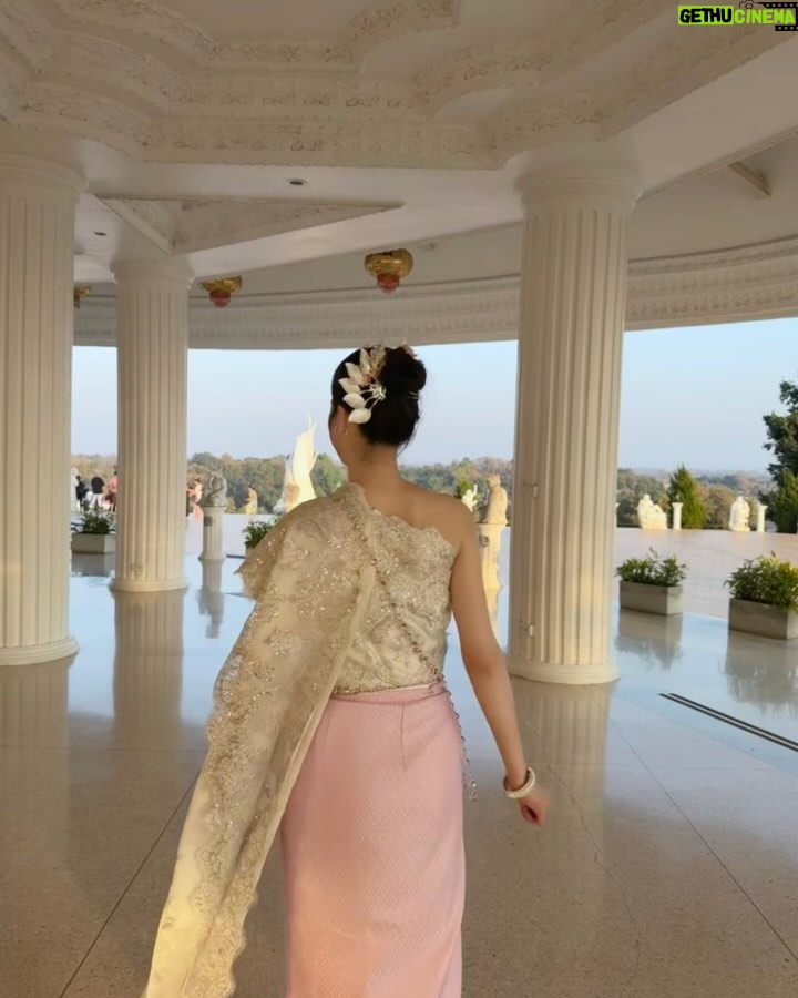 Chien Hung - 32.3K Likes - #千在泰國 🇹🇭
家庭旅遊之清萊一日遊
(白廟-》藍廟-》觀音廟)
排大家一起穿泰服遊廟更有感覺 😆
這也是我第一次穿有適合嗎哈哈哈
蠻推薦大家可以選深色或彩度高一點的
拍照起來更好看
選白色總覺得少一味哈哈
去白廟建議戴墨鏡 🕶️
全白太陽加反光眼睛蠻不舒服的