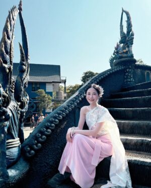 Chien Hung Instagram - #千在泰國 🇹🇭 
家庭旅遊之清萊一日遊
（白廟-》藍廟-》觀音廟）
排大家一起穿泰服遊廟更有感覺 😆
這也是我第一次穿有適合嗎哈哈哈

蠻推薦大家可以選深色或彩度高一點的
拍照起來更好看 
選白色總覺得少一味哈哈

去白廟建議戴墨鏡 🕶️
全白太陽加反光眼睛蠻不舒服的