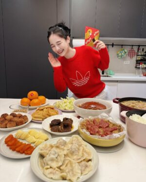 Chien Hung Instagram - //
吃完年夜飯來發文 哈哈
這幾天突發太多狀況需要處理
臨時改在台北過年
雖然全身卡卡但還算不錯吧哈哈哈 😆

謝謝大家2024的陪伴
除夕&新年快樂 🎉
蛇麼都順順利利
蛇麼都健健康康
蛇麼都心想事成
蛇麼都平平安安