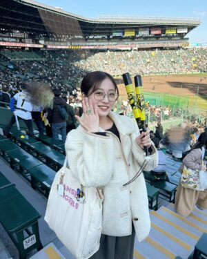 Chihiro Kawakami Instagram - 今年初甲子園！

シーズンへ向けての調整も兼ねてるオープン戦
これからの阪神がとっても楽しみです🐯✨

今日はジェット風船を飛ばせたことが嬉しかった〜
懐かしさとついに帰ってきた光景に胸が躍りました！！

またジェット風船飛ばせる試合も観に行きたい🐯🎈

#阪神タイガース #甲子園
#阪神甲子園球場
#オープン戦なのか疑うくらいの満員の甲子園
#今日はシークレットグッズで当たった
#虎リング #付けてました #💍♡