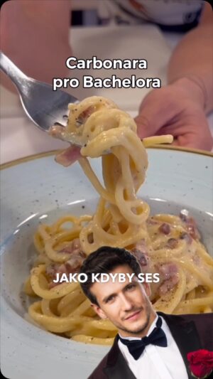 Chila Ta Thuy Instagram - Carbonara, který by vyhráli srdce každýho bachelora! 😀 Než se budete rozohňovat v komentářích, carbonara může mít a měla spoustu podob. 🤌My vaříme tu řekněme za nás nejlepší tradiční  verzi. Celý návod step by step na mém YouTube tuto středu 12. 2. (Ano, je to tak, budu i tam!). Díky za vedení i humoury, Kubovi Mužíkovi. 😀#spetkachili #carbonararecept #carbonara