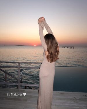 Chloe Lloyd Instagram - *this & not knowing what day it is*🍸🏝️ 
heres a lil’ album of holiday pics from the last few days at @dhigalimaldives before we head off to our next island. 
Snorkelling with turtles & Manta Rays was incredible and the sunsets are something else. What a magical world we live in. 
☀️ 🐢🐠 🐬
