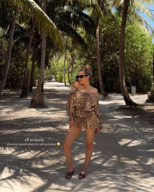 Chloe Lloyd Instagram - *this & not knowing what day it is*🍸🏝️ 
heres a lil’ album of holiday pics from the last few days at @dhigalimaldives before we head off to our next island. 
Snorkelling with turtles & Manta Rays was incredible and the sunsets are something else. What a magical world we live in. 
☀️ 🐢🐠 🐬