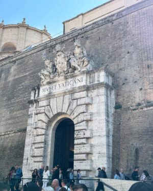Choi Yu-hwa Instagram - Rome 
1.2 핀초언덕 가길 잘했다! 뷰😻

3 미켈란젤로- 피에타🥺🥹
4 maritozzo 마리또조 억양다시 듣고싶다 
5 트레비분수 
6 재밌는 Rinascente 백화점. 일 잘하는 직원도 만나서 좋았다. 
7 팔만 뺐을 뿐인데.. 
8 올리브오일과 발사믹의 매력을 이제서야 알게됨 
9 머리 끈없다고 수신기 끈으로 묶는.. 울 언니입니다. 
10 바티칸 
11 탄산수 병이 이뻐서 꽃병으로 쓰고싶어 가지고오고싶었으나 유리병이 너무 무거웡 포기
12 바티칸 가이드님의 주관적인 맛집 진짜 맛집이었다 
13 식빵굽는중 
14 우연히 뵙게된 우리나라 신부님 덕분에 천주교에 대해서 궁금한거 물어보고 성 베드로 성당을 잘 볼수 있었다 그라찌에🙏
15 언니랑 나. 등산할때 좋은 신발 만보넘게 걷는 신발로 잘 신고다녔다:) 우리의 커플화 
16 현지인들을 보고싶어서 카페매니아(나) 내가 규글에서 찾은 카페. 조용한 동네에 이 카페에만 현지인들이 많았다. 다들 어디서 온거예요. 빵도 맛있었다. 
17 수녀님들과 커플룩같은 언니룩 
18 [콜로세오] 밖에서 본 콜로세움 
19 여행 본격 시작날이라 신난 나 
20 친언니둘이랑 함께 여행 한것같았던 아주 짧은 일정의 롬. 빠이🫶 

로마다녀와서 영화 두 교황을 이제서야 봤는데. 추천합니다.
 아 집시한테 털릴뻔 했는데 로마여행시 꼭 가방 조심하세요. 제가 본 집시는 임산부여서 집시아닌줄 알았는데 현지인들이 알려줘서 조심할수 있었어요.