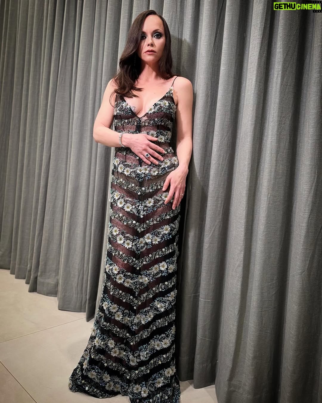 Christina Ricci - 92.6K Likes - Fun night at the @vanityfair Oscar party wearing @rodarte ❤️🔥 and @martinkatzjewels
Last slide is what happens when you give @markhamptonhair your clutch ♥️
@benjaminpuckey @markhamptonhair
@absolute4ngel