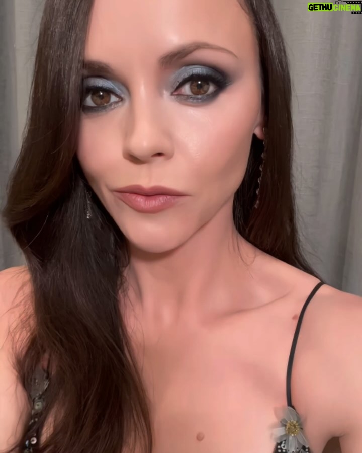 Christina Ricci - 92.6K Likes - Fun night at the @vanityfair Oscar party wearing @rodarte ❤️🔥 and @martinkatzjewels
Last slide is what happens when you give @markhamptonhair your clutch ♥️
@benjaminpuckey @markhamptonhair
@absolute4ngel