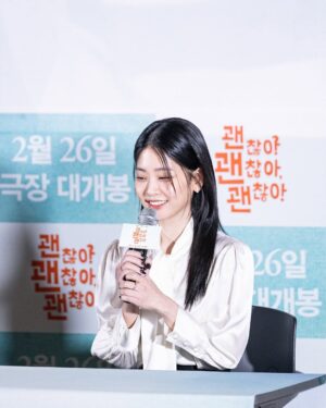 Chung Su-bin Instagram - 괜찮아 괜찮아 괜찮아!

제 4년전 첫 데뷔작이 드디어 개봉했습니다!!!!

극장으로 많이많이 놀러와주세요!!!!!!!!
저희 영화 많이 사랑해주세요!