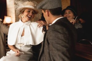 Cindy Poumeyrol Instagram - Sur l'ordre des Peaky Blinders : Aimez vous tel que vous êtes ! A une époque j'aurais pu dire, faites l'amour, pas des gosses ☺️
J'avais pourtant le choix avec tous ces hommes qui me regardaient avec les yeux de l'amour...mais j'ai dit OUI il y a 5 ans aujourd'hui à l'homme maniaque qui m'a saoulé ce matin car les chambres des filles n'étaient pas bien rangées 🤦🏼‍♀️😅

Bonne Saint Valentin à tous les amoureux, et même les relous 😄❤️

#nocesdebois #mariage #anniversaire

📷 @sebastien_billant