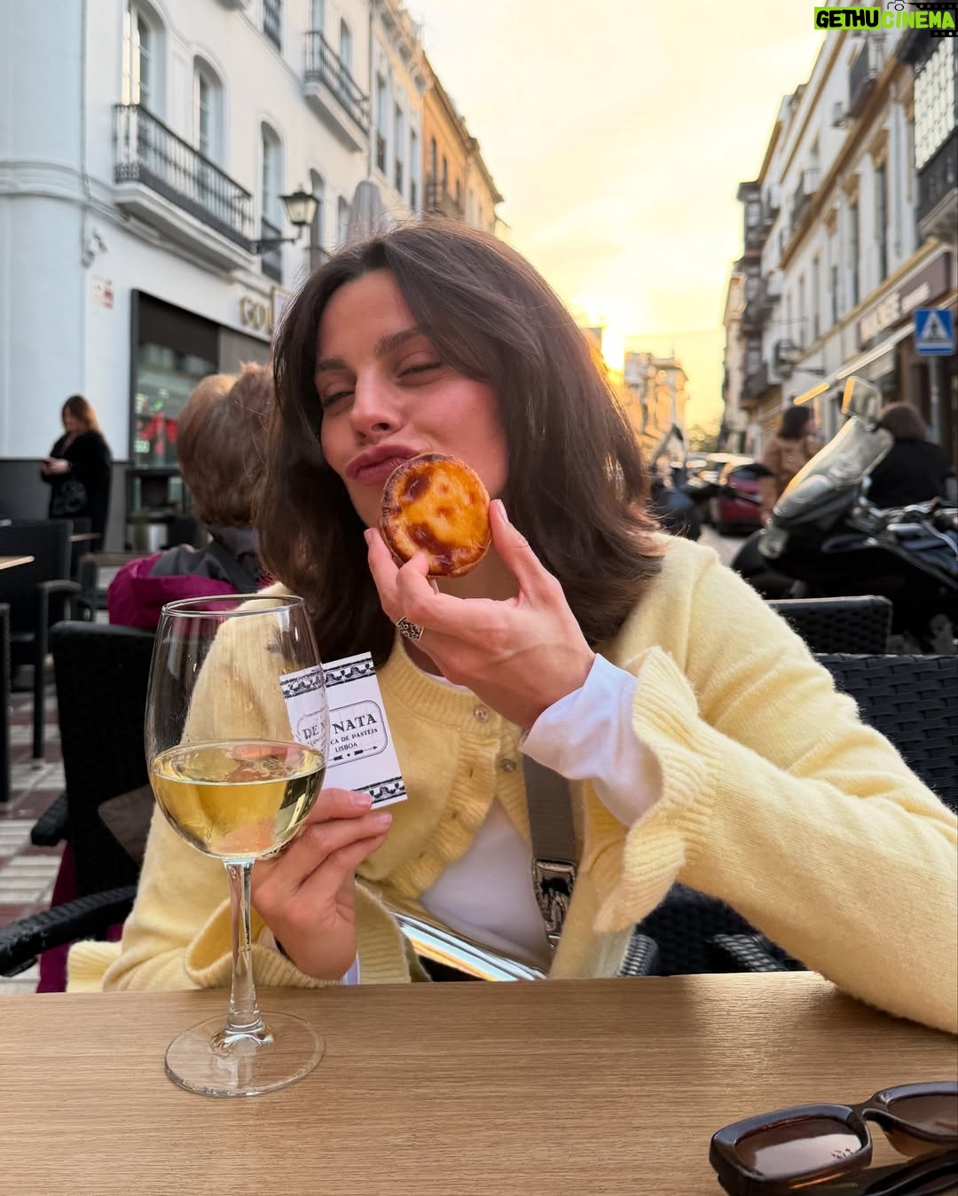 Clara Alvarado - 5.3K Likes - Sevilla enamora al cielo para vestirlo de azul 🩵🌞
No entiendo cómo he podido estar 6 años sin visitarte…. Gracias por todas las recomendaciones que me mandasteis, ha sido un auténtica gozadera de finde!