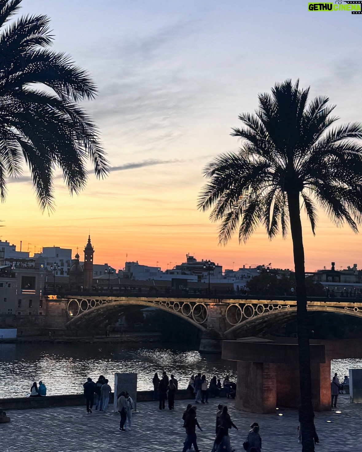 Clara Alvarado - 5.3K Likes - Sevilla enamora al cielo para vestirlo de azul 🩵🌞
No entiendo cómo he podido estar 6 años sin visitarte…. Gracias por todas las recomendaciones que me mandasteis, ha sido un auténtica gozadera de finde!