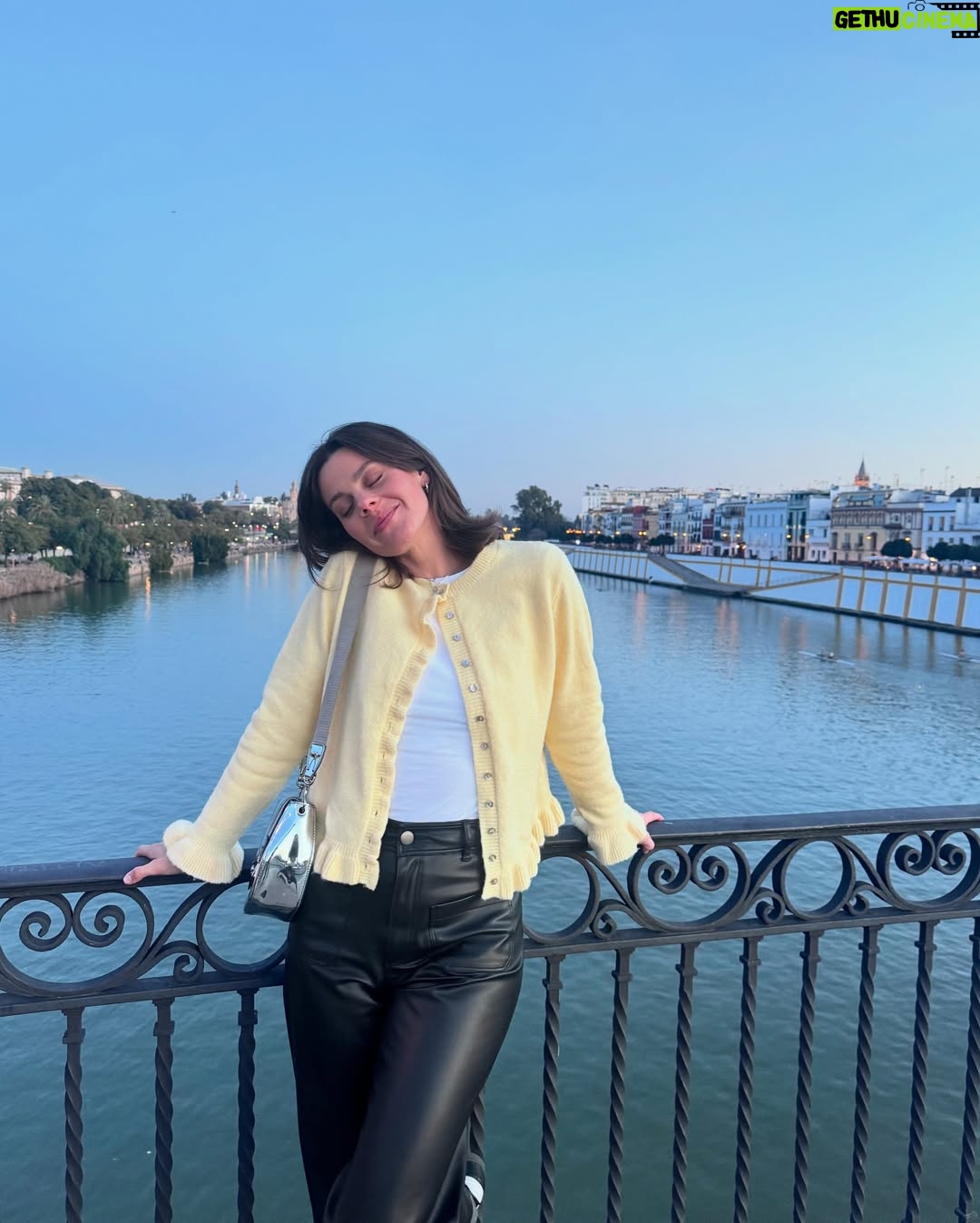 Clara Alvarado - 5.3K Likes - Sevilla enamora al cielo para vestirlo de azul 🩵🌞
No entiendo cómo he podido estar 6 años sin visitarte…. Gracias por todas las recomendaciones que me mandasteis, ha sido un auténtica gozadera de finde!