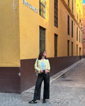 Clara Alvarado Instagram - Sevilla enamora al cielo para vestirlo de azul 🩵🌞 

No entiendo cómo he podido estar 6 años sin visitarte…. Gracias por todas las recomendaciones que me mandasteis, ha sido un auténtica gozadera de finde!