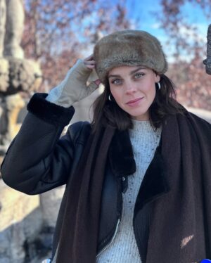 Clara Alvarado Instagram - P’alante y con ganas!!🌞
Dicen que después de la tormenta llega la calma.
Y es verdad.
De los momentos difíciles siempre son de los que más aprendo, creo que nos pasa a todos y una buena noticia hace que el nubarrón se vaya del todo, vuelva la luz y el cielo sea vea más azul que nunca. Por eso hoy celebro las buenas noticias y celebro la vida. Hoy tengo menos preocupaciones que ayer. Hoy valoro la salud por encima de todas las cosas.

A cuidarse mucho y bien. Y a vivir con todo lo que venga que la vida es una! 🤍🫂✨🙏🏼

Textos de @luciahormigo que no deja de soltar verdades como puños y es maravillosa 💘