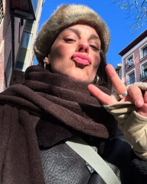 Clara Alvarado Instagram - P’alante y con ganas!!🌞
Dicen que después de la tormenta llega la calma.
Y es verdad.
De los momentos difíciles siempre son de los que más aprendo, creo que nos pasa a todos y una buena noticia hace que el nubarrón se vaya del todo, vuelva la luz y el cielo sea vea más azul que nunca. Por eso hoy celebro las buenas noticias y celebro la vida. Hoy tengo menos preocupaciones que ayer. Hoy valoro la salud por encima de todas las cosas.

A cuidarse mucho y bien. Y a vivir con todo lo que venga que la vida es una! 🤍🫂✨🙏🏼

Textos de @luciahormigo que no deja de soltar verdades como puños y es maravillosa 💘