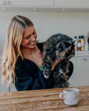 Clara Henry Instagram - Bob fyller 9 år idag!!! För nio år sedan föddes hon som liten kattunge NEJJJJ sluta det är för mycket jag börjar gråta. I nio år har hon varit min bästis och mitt barn. Min smarta blyga skitsöta så man vill mosa (!!!) lilla kärleksfabrik. Idag ska du bli kliad på magen och få partymix! Hurra hurra hurra!!! #bobthebae 

foto: @emmatull