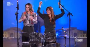 Claudia Pandolfi Instagram - A.A.A. Cercasi bassista cantante automunita, per trio al fulmicotone.
#follemente 
@emanuela_fanelli 
@splendicornice
@iogeppicucciari