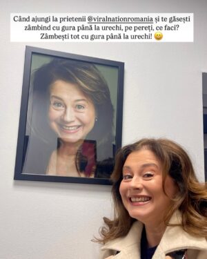 Corina Dănilă Instagram - De obicei (a se citi “de 30 de ani de televiziune”😄) aplic un machiaj destul de încărcat, necesar camerei de luat vederi care …vede și imperfecțiunile pe care nu le ai! M-a bucurat cadoul de 1 Martie al prietenilor @viralnationromania 🥰: un curs de câteva ore de automachiaj, de zi, fresh și luminos, cu @alexandru.tanasa , un tânăr specialist foarte aplicat, meticulos, răbdător și funny!! 
Un cadou foarte vesel și util, într-o după amiază de 1 Martie foarte plăcută, într-o companie la fel de plăcută, cu multe zâmbete și îmbrățișări. 
Mulțumesc, @giovannifrancesco.me & @elena.margarit 
😍❤️

#cummiampetrecutziuade1martie
#makeuplover