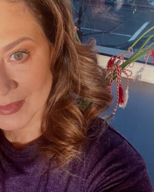 Corina Dănilă Instagram - De obicei (a se citi “de 30 de ani de televiziune”😄) aplic un machiaj destul de încărcat, necesar camerei de luat vederi care …vede și imperfecțiunile pe care nu le ai! M-a bucurat cadoul de 1 Martie al prietenilor @viralnationromania 🥰: un curs de câteva ore de automachiaj, de zi, fresh și luminos, cu @alexandru.tanasa , un tânăr specialist foarte aplicat, meticulos, răbdător și funny!! 
Un cadou foarte vesel și util, într-o după amiază de 1 Martie foarte plăcută, într-o companie la fel de plăcută, cu multe zâmbete și îmbrățișări. 
Mulțumesc, @giovannifrancesco.me & @elena.margarit 
😍❤️

#cummiampetrecutziuade1martie
#makeuplover