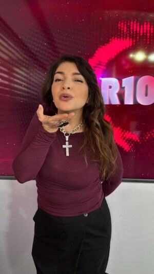 Cristina D'Avena Instagram - @cristinadavenaofficial ha lanciato in diretta su @radior101 la nuova sfida dei quarti di finale dei cartoni animati

Avete votato in tantissimi 🤩
Scoprite nel video quale cartone avete preferito tra:
🔹Sailor Moon
🔹Memole dolce Memole

👉 Ascolta e guarda Cristina D’Avena in “Procediamo”, il programma di Fernando Proce, con Sabrina Bambi e Regina, ogni mercoledì dalle 11.00 alle 12.00, in radio su R101, in tv sul canale 67 del digitale terrestre e dallo smartphone con l’app gratuita di R101 📱

#cartoon #cartoons #cartoni #cartonianimati #anime #musicaitaliana #radio #radior101