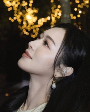 Crystal Fung Instagram - All white是我的舒適區
在靜謐和純粹之中找到歸屬
🤍

Makeup : @muahanna 
Hair : @jayxhair @hola.hair.pets 
Dress & Accessories : @sandroparis @purplepr
Heels : @jimmychoo 
Styled by @pelilam 
📸 : @ed.win_0418