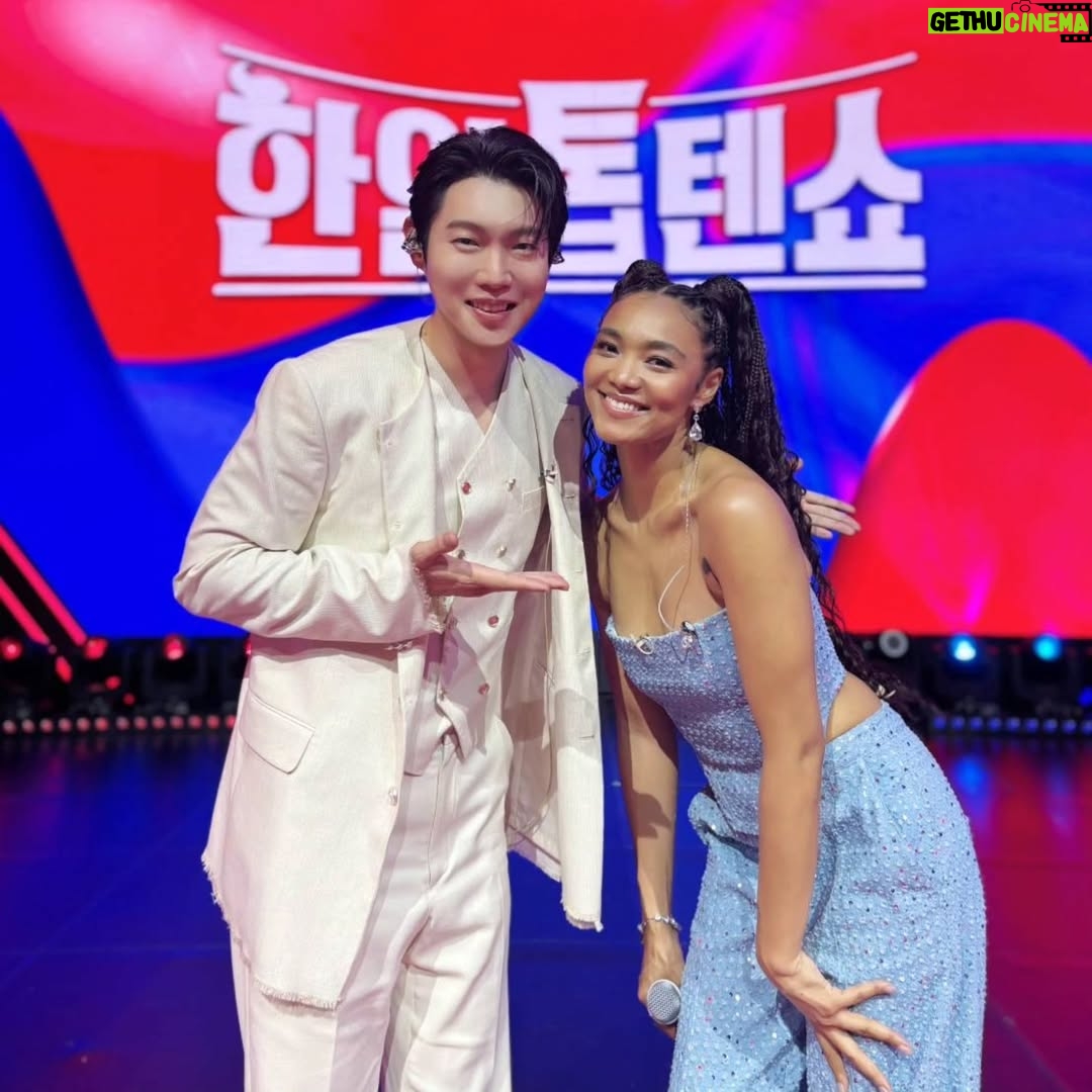 Crystal Kay - 5.1K Likes - 日米韓の架け橋になりたいと言ってきてたので、まさに、架け橋の番組ハニルトップテンに出させてもらえてとても嬉しかったです✨日本語韓国語英語で歌わせていただきましたが、ほんとにアットホームで暖かい楽しい時間でした😌정말 고마워요 😄 너무 즐거운 시간이었습니다 😆86년 진구 야 @teejson 😌
ギャルピース教えたよw😂