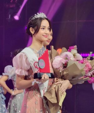 Cut Tari Instagram - Dear @sydneyazkassya , 
Lagi dan lagi, Sydney membuktikan ke diri Sydney dan Mama bahwa Sydney bisa mengejar mimpi Sydney. Mama tau, Sydney banyak melewati proses yang panjang dan tidak mudah untuk mengikuti Gadis Sampul ini dan pada akhirnya…, Alhamdulillah inilah hasil pencapaian Sydney 🙂

Melihat Sydney di foto ini, harapan mama Sydney akan terus bisa menjaga jati diri Sydney, jadilah perempuan yang selalu meng-upgrade diri, berkepribadian baik dan genuine.

Sydney, di dalam hidup ini masih luas proses yang akan Sydney lewati, apapun itu Sydney harus bisa tetap menatap ke depan ya Sayyang. Jangan jadikan penilaian orang terhadap Sydney sebagai patokan, baik itu pujian ataupun sebaliknya, harus tetap bisa menstabilkan diri. Dan 1 yang pasti, stay humble ya Sayyang 😘

Mama ucapkan, Selamat Sydney atas pecapaian Juara 1 Gadis Sampul 2024 @gadismagz ini. Kita sekeluarga pastinya akan terus mendo’akan yang terbaik untuk setiap langkah Sydney. 
Love you dunia nya Mama, my forever 💓