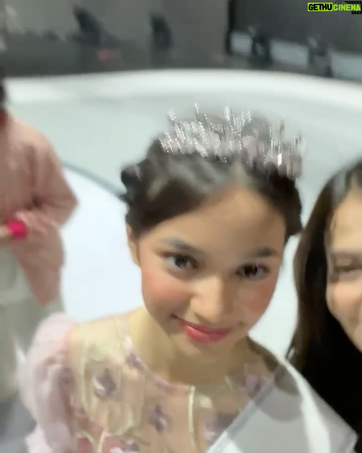 Cut Tari - 15K Likes - Berawal dari obrolan antara @ojip_ismaputra dan @sydneyazkassya ketika waktu itu lagi dinner, dan dari obrolan itu tiba-tiba akhirnya Sydney memantabkan diri untuk ikutan Gadis Sampul 2024. Kemudian kak @salsabilanasya dan tante @kiekycahya pun ikutan happy begitu denger Sydney mau ikutan, dan mereka bertiga inilah yang sangat memberikan semangat dan support yang luar biasa untuk Sydney di dalam perjalanan Gadis Sampul’nya ini. Kalau mau diceritain lebih detail akan kepanjangan ya.. hahaha, tapi yang pasti semua itu menjadi kenangan indah untuk kita semua, karena segala persiapan untuk Sydney pada akhirnya berbuah manis.
Thank you ya om Ojip, kak Nasya, tante Kieky atas segala waktu, effort, ilmu dan supportnya untuk Sydney.
Semoga ini semua menjadi awal langkah Sydney untuk lebih berkembang lagi. ❤️