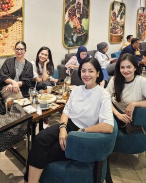 Cut Tari Instagram - Akhirnya ngumpul juga ❤️ 
Sekalinya ketemu langsung bikin banyak rencana 😎