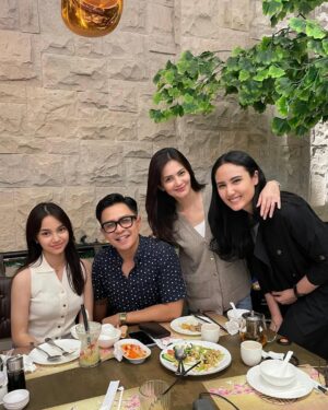 Cut Tari Instagram - Berawal dari obrolan antara @ojip_ismaputra dan @sydneyazkassya ketika waktu itu lagi dinner, dan dari obrolan itu tiba-tiba akhirnya Sydney memantabkan diri untuk ikutan Gadis Sampul 2024. Kemudian kak @salsabilanasya dan tante @kiekycahya pun ikutan happy begitu denger Sydney mau ikutan, dan mereka bertiga inilah yang sangat memberikan semangat dan support yang luar biasa untuk Sydney di dalam perjalanan Gadis Sampul’nya ini. Kalau mau diceritain lebih detail akan kepanjangan ya.. hahaha,  tapi yang pasti semua itu menjadi kenangan indah untuk kita semua, karena segala persiapan untuk Sydney pada akhirnya berbuah manis. 
Thank you ya om Ojip, kak Nasya, tante Kieky atas segala waktu, effort, ilmu dan supportnya untuk Sydney. 
Semoga ini semua menjadi awal langkah Sydney untuk lebih berkembang lagi. ❤️