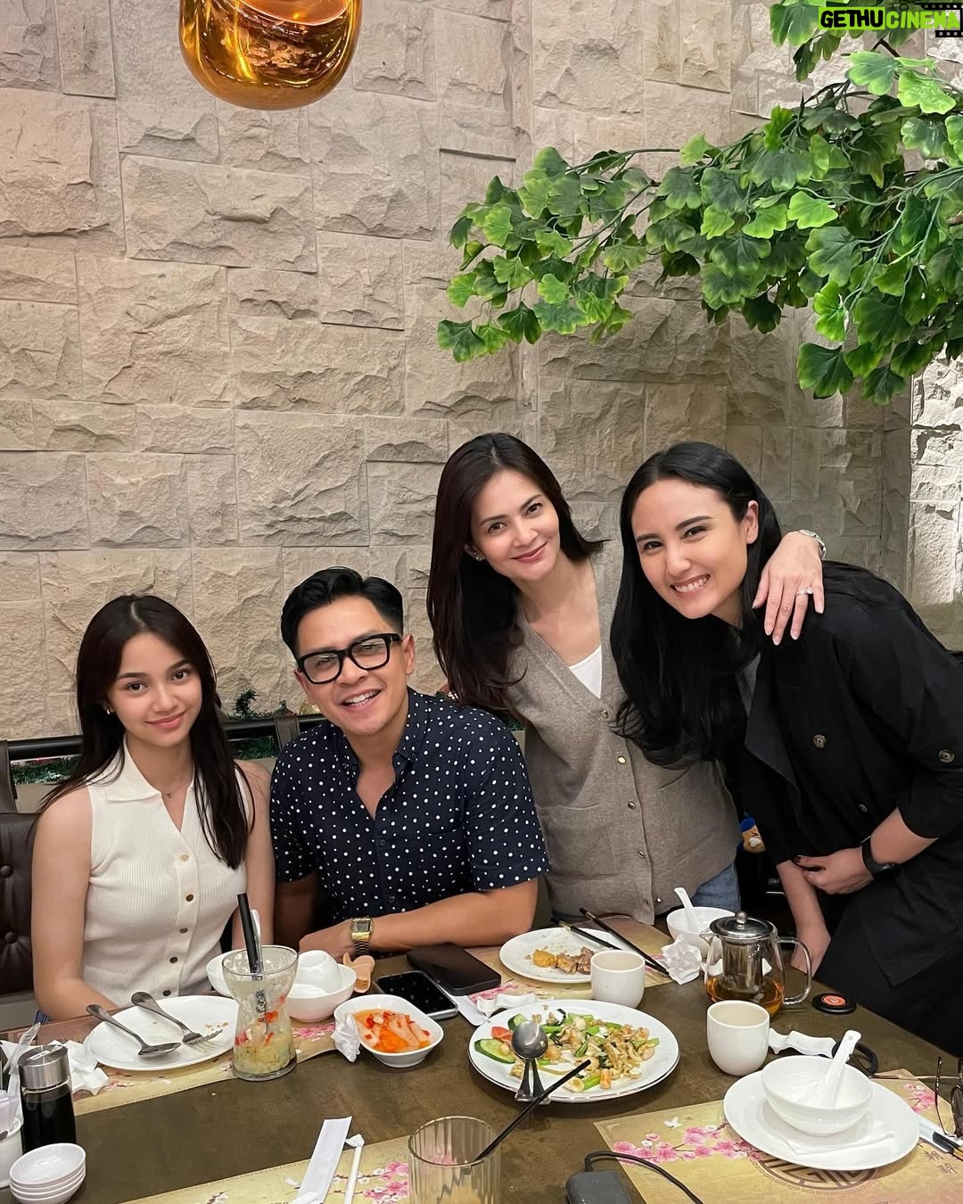 Cut Tari - 15K Likes - Berawal dari obrolan antara @ojip_ismaputra dan @sydneyazkassya ketika waktu itu lagi dinner, dan dari obrolan itu tiba-tiba akhirnya Sydney memantabkan diri untuk ikutan Gadis Sampul 2024. Kemudian kak @salsabilanasya dan tante @kiekycahya pun ikutan happy begitu denger Sydney mau ikutan, dan mereka bertiga inilah yang sangat memberikan semangat dan support yang luar biasa untuk Sydney di dalam perjalanan Gadis Sampul’nya ini. Kalau mau diceritain lebih detail akan kepanjangan ya.. hahaha, tapi yang pasti semua itu menjadi kenangan indah untuk kita semua, karena segala persiapan untuk Sydney pada akhirnya berbuah manis.
Thank you ya om Ojip, kak Nasya, tante Kieky atas segala waktu, effort, ilmu dan supportnya untuk Sydney.
Semoga ini semua menjadi awal langkah Sydney untuk lebih berkembang lagi. ❤️