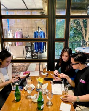 Cut Tari Instagram - Berawal dari obrolan antara @ojip_ismaputra dan @sydneyazkassya ketika waktu itu lagi dinner, dan dari obrolan itu tiba-tiba akhirnya Sydney memantabkan diri untuk ikutan Gadis Sampul 2024. Kemudian kak @salsabilanasya dan tante @kiekycahya pun ikutan happy begitu denger Sydney mau ikutan, dan mereka bertiga inilah yang sangat memberikan semangat dan support yang luar biasa untuk Sydney di dalam perjalanan Gadis Sampul’nya ini. Kalau mau diceritain lebih detail akan kepanjangan ya.. hahaha,  tapi yang pasti semua itu menjadi kenangan indah untuk kita semua, karena segala persiapan untuk Sydney pada akhirnya berbuah manis. 
Thank you ya om Ojip, kak Nasya, tante Kieky atas segala waktu, effort, ilmu dan supportnya untuk Sydney. 
Semoga ini semua menjadi awal langkah Sydney untuk lebih berkembang lagi. ❤️