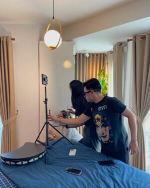 Cut Tari Instagram - Berawal dari obrolan antara @ojip_ismaputra dan @sydneyazkassya ketika waktu itu lagi dinner, dan dari obrolan itu tiba-tiba akhirnya Sydney memantabkan diri untuk ikutan Gadis Sampul 2024. Kemudian kak @salsabilanasya dan tante @kiekycahya pun ikutan happy begitu denger Sydney mau ikutan, dan mereka bertiga inilah yang sangat memberikan semangat dan support yang luar biasa untuk Sydney di dalam perjalanan Gadis Sampul’nya ini. Kalau mau diceritain lebih detail akan kepanjangan ya.. hahaha,  tapi yang pasti semua itu menjadi kenangan indah untuk kita semua, karena segala persiapan untuk Sydney pada akhirnya berbuah manis. 
Thank you ya om Ojip, kak Nasya, tante Kieky atas segala waktu, effort, ilmu dan supportnya untuk Sydney. 
Semoga ini semua menjadi awal langkah Sydney untuk lebih berkembang lagi. ❤️