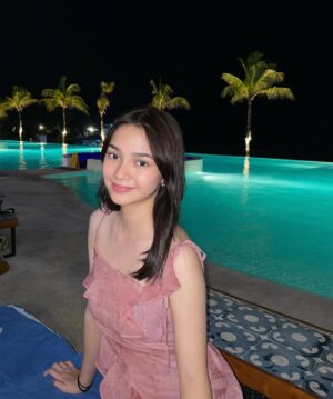 Cut Tari Instagram - May you forever shine and sparkle like the star that you are.. ✨  @sydneyazkassya 
Happy 17th birthday, my precious love 🤍