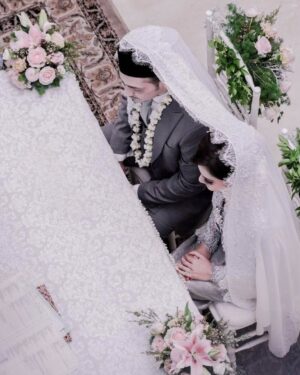 Cut Tari Instagram - Five years of love, laughter, and the little moments that make our life uniquely ours. Happy anniversary, my love @richardkevins .