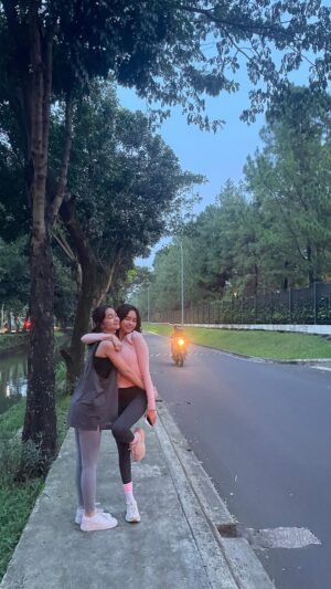 Cut Tari Instagram - Salam olahraga pinggir jalan ! … #azzekk 💪🏻🤪 .. abis itu pinggang, kaki, lutut, jari getterrr 😂😂 .. yaiyallah, orang diajak joggingnya ternyata sampe 5km lebih… buat gw itu jauh loh 🙂‍↕️ .. hahahaha, yang penting sih happy liat mereka fun… 
Padahal gw sih K.O , tapi di depan mereka tentunya gw sok O.K … 😂👌🏻