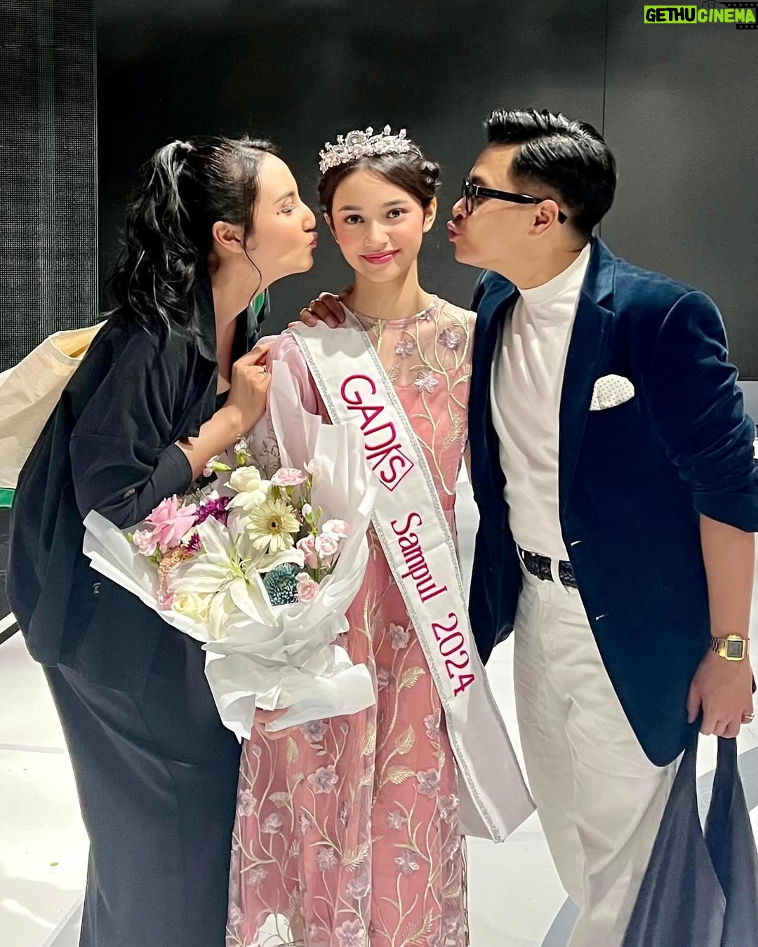 Cut Tari - 15K Likes - Berawal dari obrolan antara @ojip_ismaputra dan @sydneyazkassya ketika waktu itu lagi dinner, dan dari obrolan itu tiba-tiba akhirnya Sydney memantabkan diri untuk ikutan Gadis Sampul 2024. Kemudian kak @salsabilanasya dan tante @kiekycahya pun ikutan happy begitu denger Sydney mau ikutan, dan mereka bertiga inilah yang sangat memberikan semangat dan support yang luar biasa untuk Sydney di dalam perjalanan Gadis Sampul’nya ini. Kalau mau diceritain lebih detail akan kepanjangan ya.. hahaha, tapi yang pasti semua itu menjadi kenangan indah untuk kita semua, karena segala persiapan untuk Sydney pada akhirnya berbuah manis.
Thank you ya om Ojip, kak Nasya, tante Kieky atas segala waktu, effort, ilmu dan supportnya untuk Sydney.
Semoga ini semua menjadi awal langkah Sydney untuk lebih berkembang lagi. ❤️