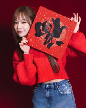 Cyndi Wang Instagram - 福到💕
Cyndi到🍬
#新年快樂 #蛇年大吉
#王心凌  #CyndiWang
