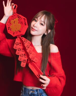 Cyndi Wang Instagram - 福到💕
Cyndi到🍬
#新年快樂 #蛇年大吉
#王心凌  #CyndiWang