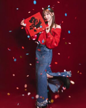 Cyndi Wang Instagram - 福到💕
Cyndi到🍬
#新年快樂 #蛇年大吉
#王心凌  #CyndiWang