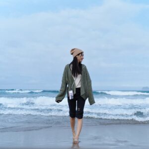 DaYuan Lin Instagram - 真的好喜歡大自然帶給我的純淨能量◞* ✧ 
踩著沙踏著海水，興奮到旁邊的友人默默一句
：「看起來會以為你第一次看到海！」

還能時常擁有這種興奮又感動的心情，我覺得很棒耶 ·͜·♡ 

#雖然偶爾還是會出現要被曬黑了的擔憂感 #真矛盾