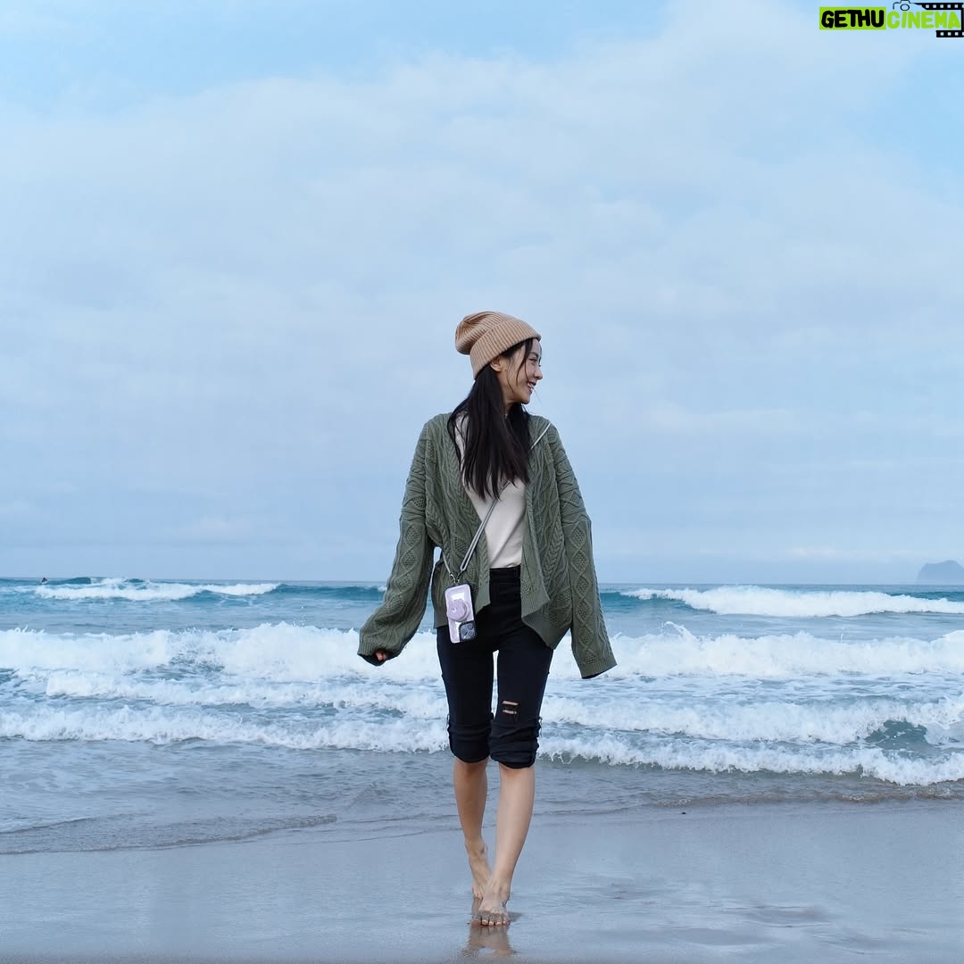 DaYuan Lin - 8.7K Likes - 真的好喜歡大自然帶給我的純淨能量◞* ✧
踩著沙踏著海水,興奮到旁邊的友人默默一句
:「看起來會以為你第一次看到海!」
還能時常擁有這種興奮又感動的心情,我覺得很棒耶 ·͜·♡
#雖然偶爾還是會出現要被曬黑了的擔憂感 #真矛盾