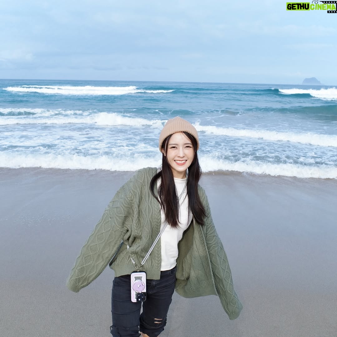 DaYuan Lin - 8.7K Likes - 真的好喜歡大自然帶給我的純淨能量◞* ✧
踩著沙踏著海水,興奮到旁邊的友人默默一句
:「看起來會以為你第一次看到海!」
還能時常擁有這種興奮又感動的心情,我覺得很棒耶 ·͜·♡
#雖然偶爾還是會出現要被曬黑了的擔憂感 #真矛盾